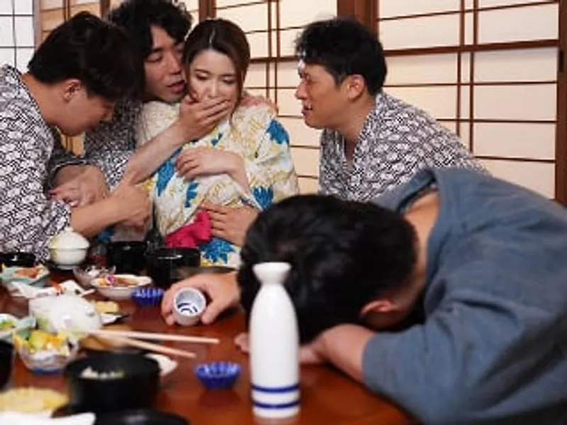 đưa cô vợ đi suối nước nóng, ông xã không biết vợ yêu bị người khác địt sấp mặt