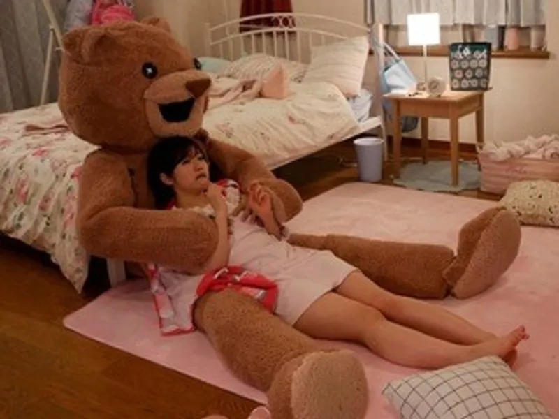 Chú người yêu nhồi bông và em em học sinh ngây thơ