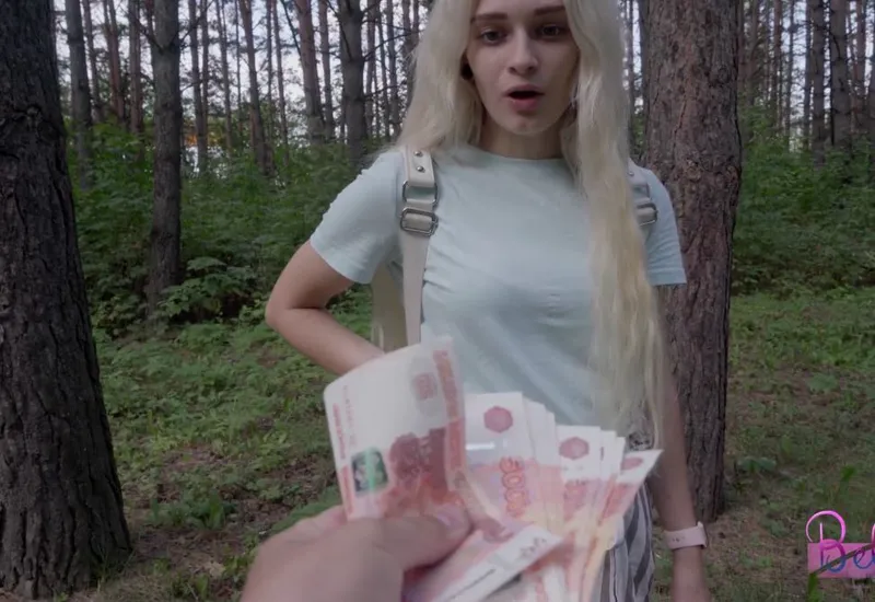 Dùng tiền gạ trả bài gấu hám tiền ngay trong rừng vắng vẻ