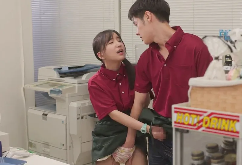 Ai rồi cũng lén lút em gái khi đi làm thêm mà thôi