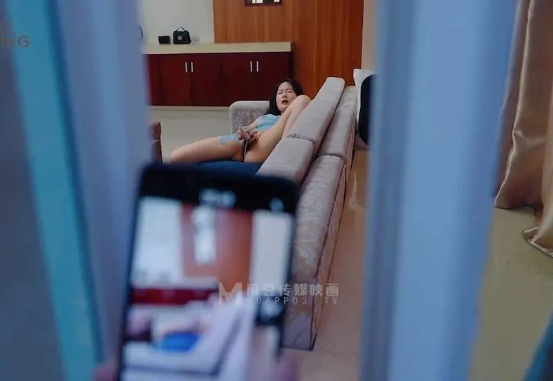 đột nhập quan hệ em nhà sát bên đang thủ dâm