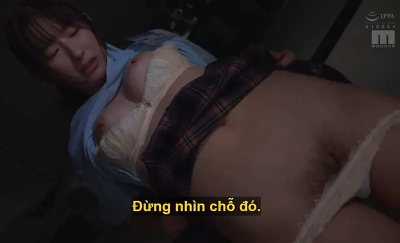 Ông chủ lập mưu "dạy dỗ" cô nhân viên dưới quyền kiêu căng lười nhác, suốt ngày bận rộn tán gẫu tin nhắn với người yêu.